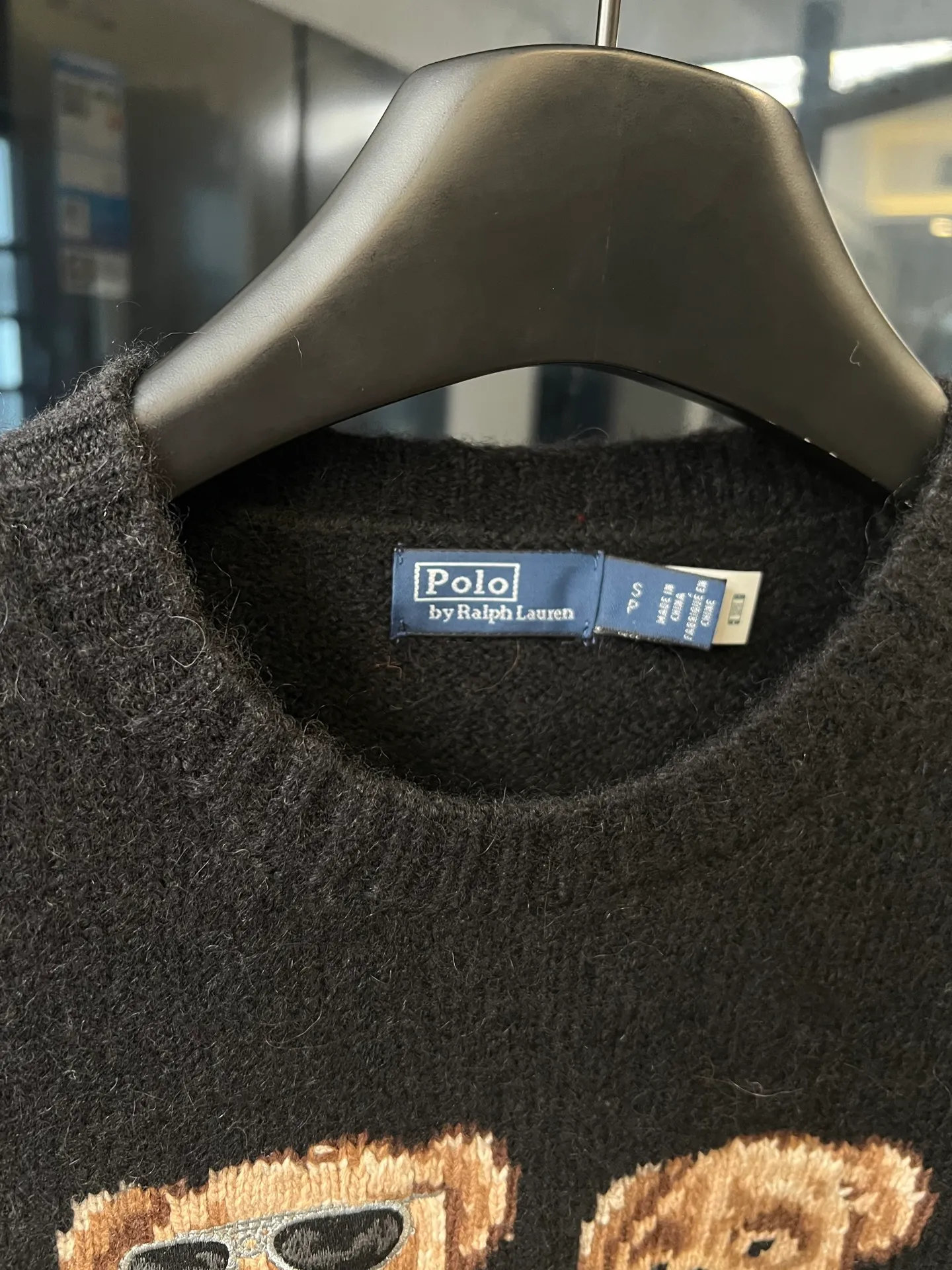 P550 [Next day] Rah Lauren 25SS autumn and winter teddy bear wool blended sweater (black) Everyday casual cartoon bear knitted sweater! The simple solid color design is a knitted sweater that shows off its appearance. The round neck/cuffs/hem are all ribbed. Size: s m l xl xxl. Please check picture 9 for detailed sizes.